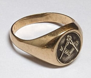 A 9ct gold Masonic Ring with hidden symbol - Image 3